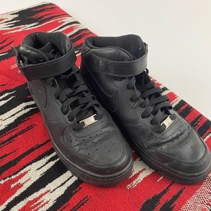 Black Nike Air Force 1 Mid ‘07
